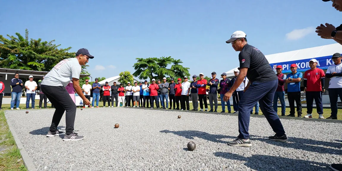 Aktivitas permainan petanque di fopikotakendari.org, dengan pemain kompetitif dan penonton antusias.